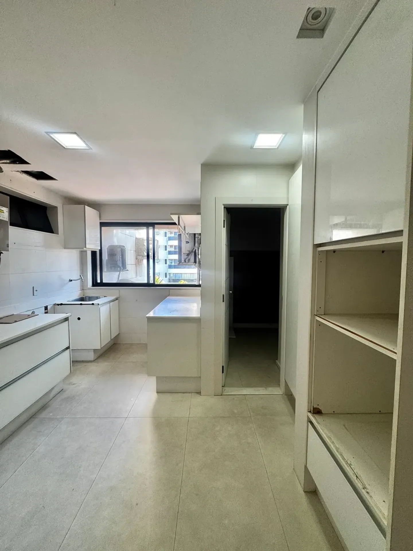 Unfurnished apartment with 3 bedrooms and open kitchen — photo 19