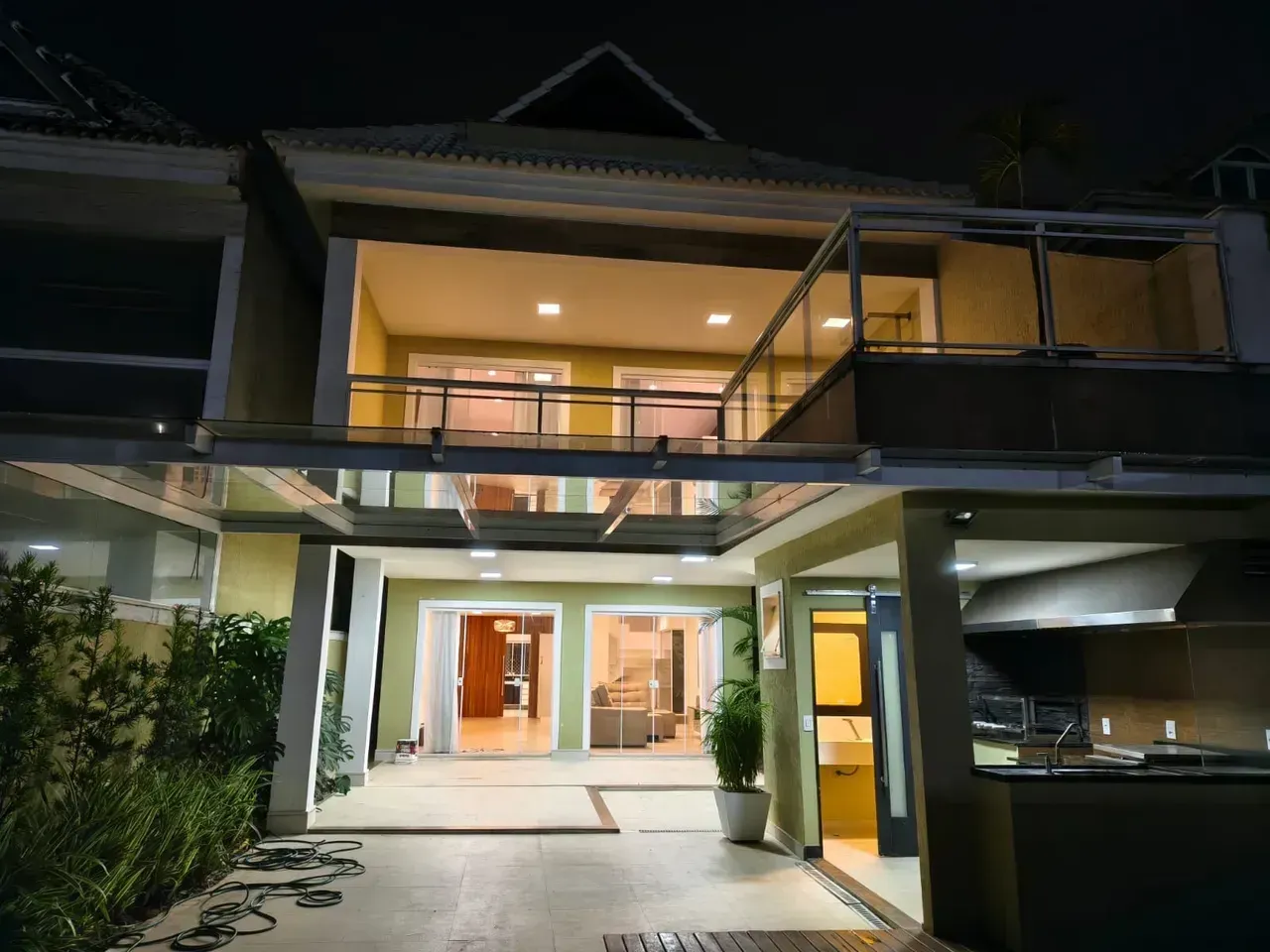 3-floor house with 4 en-suite bedrooms and 5 baths — photo 6