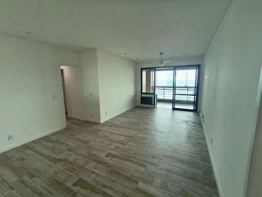 4-bedroom apartment with enclosed balcony — photo 5
