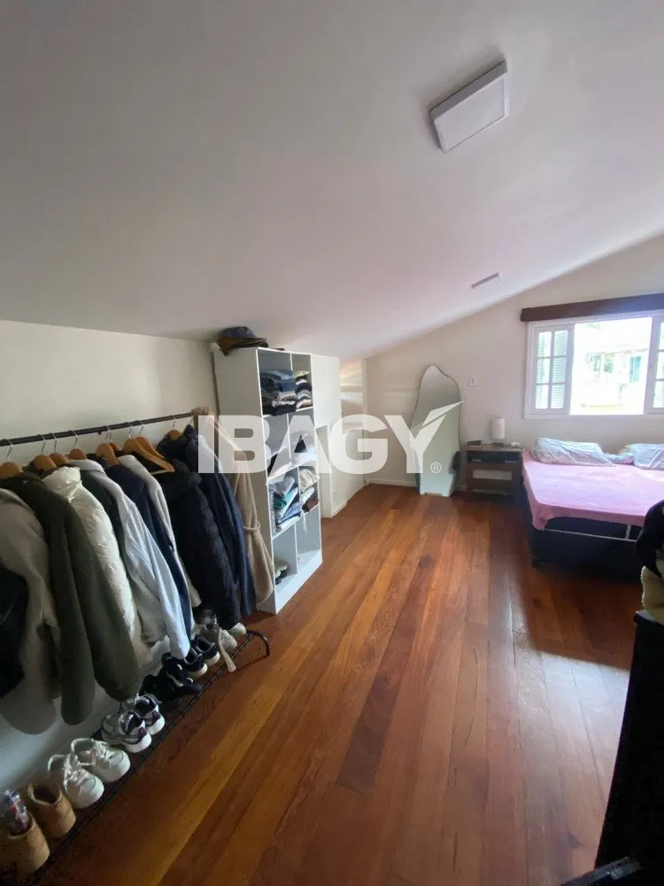 4-bedroom house with a walk-in closet — photo 14