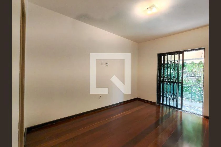 Rental house with 5 bedrooms and a balcony — photo 16