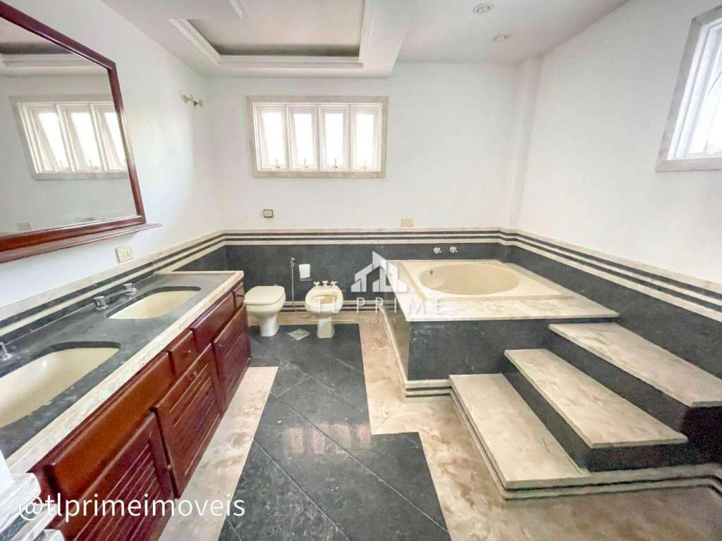 House in a gated community with 4 bedrooms and 600 m² — photo 25