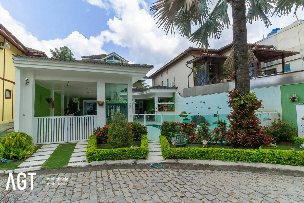 Casa mobiliada com 4 quartos e 1 banheiro e 3 vagas