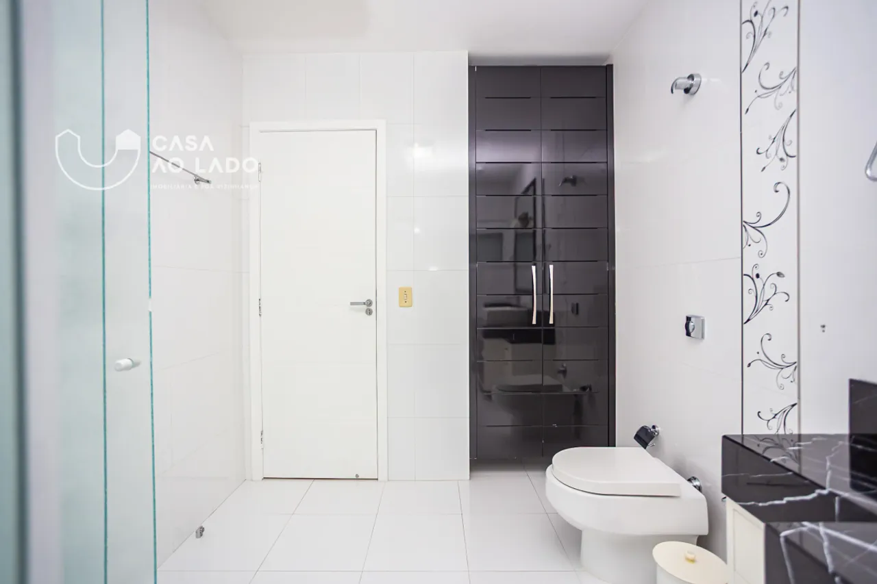 House with 4 bedrooms and 4 bathrooms, 315 m² — photo 14