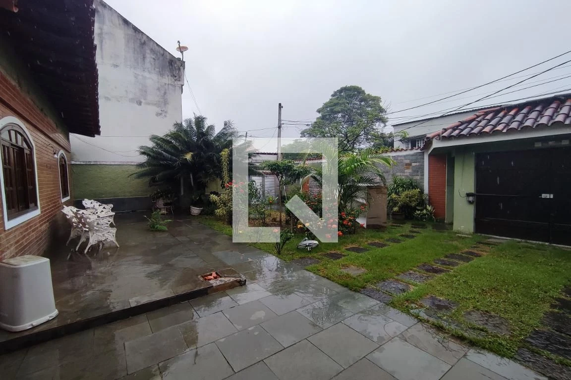 House with 3 bedrooms and a private backyard — photo 48