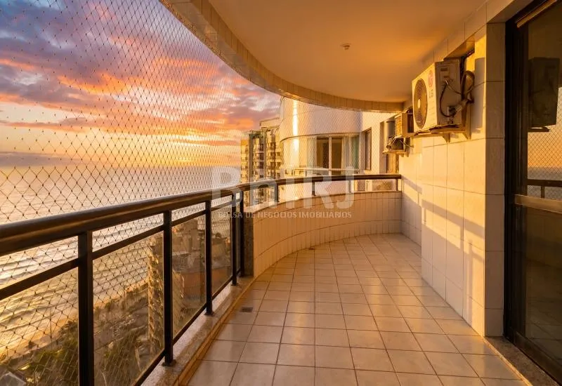 4-bedroom apartment with separate kitchen and private garden
