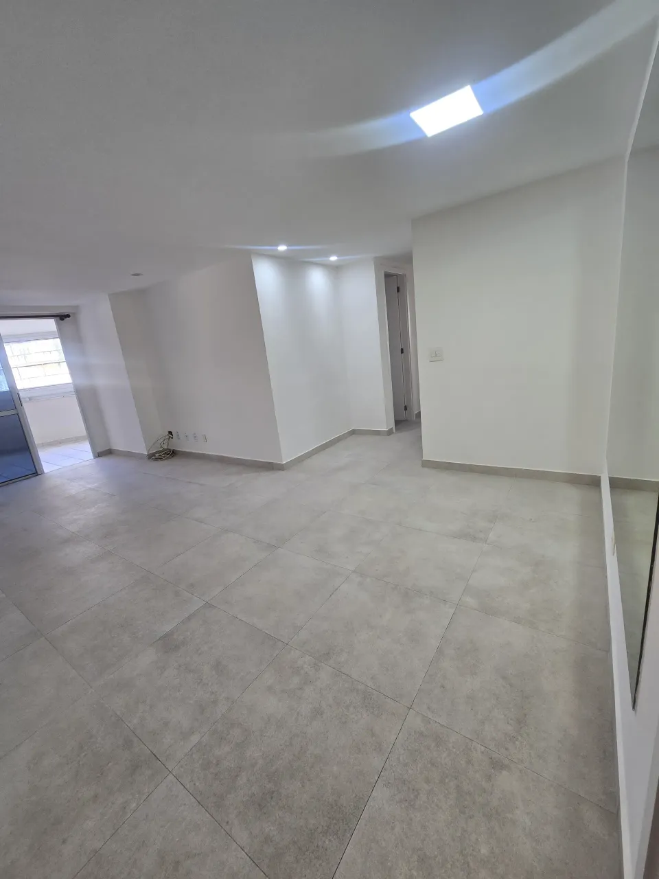 4-bedroom apartment with 3 bathrooms and a balcony — photo 4