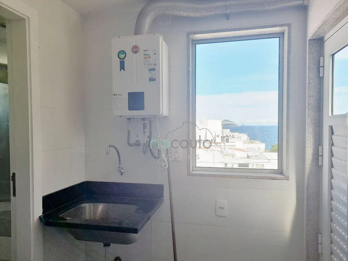 Apartment with 4 bedrooms and a balcony — photo 16