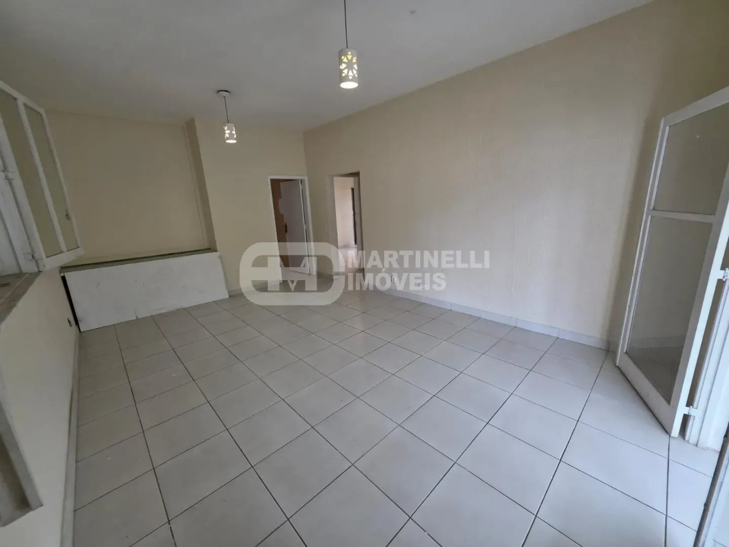 Casa com 2 quartos e varanda fechada com janelas de vidro