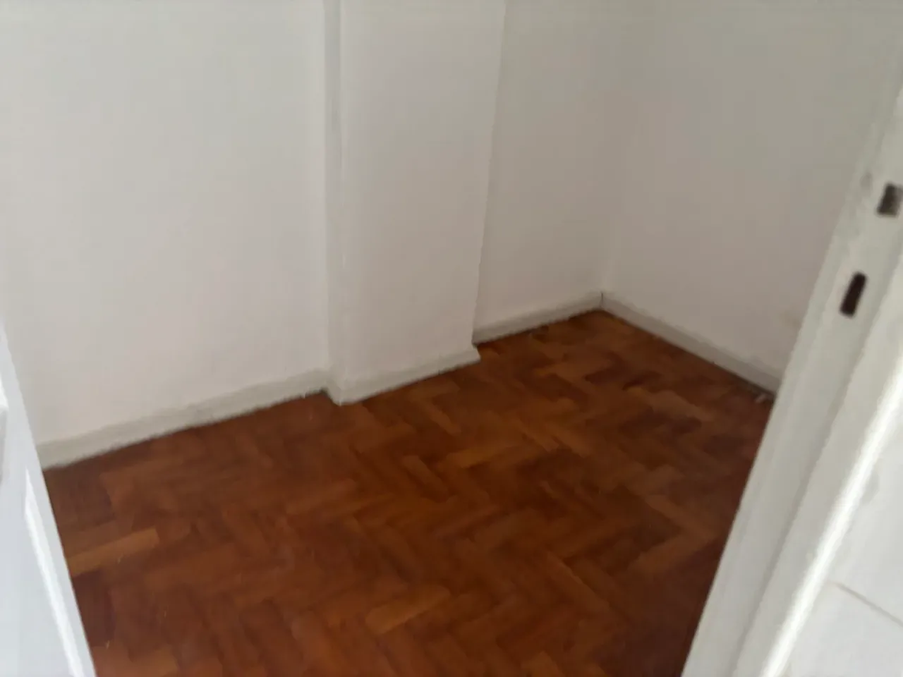 Wood or laminate floors in a 3-bedroom apartment, 100 m² — photo 18