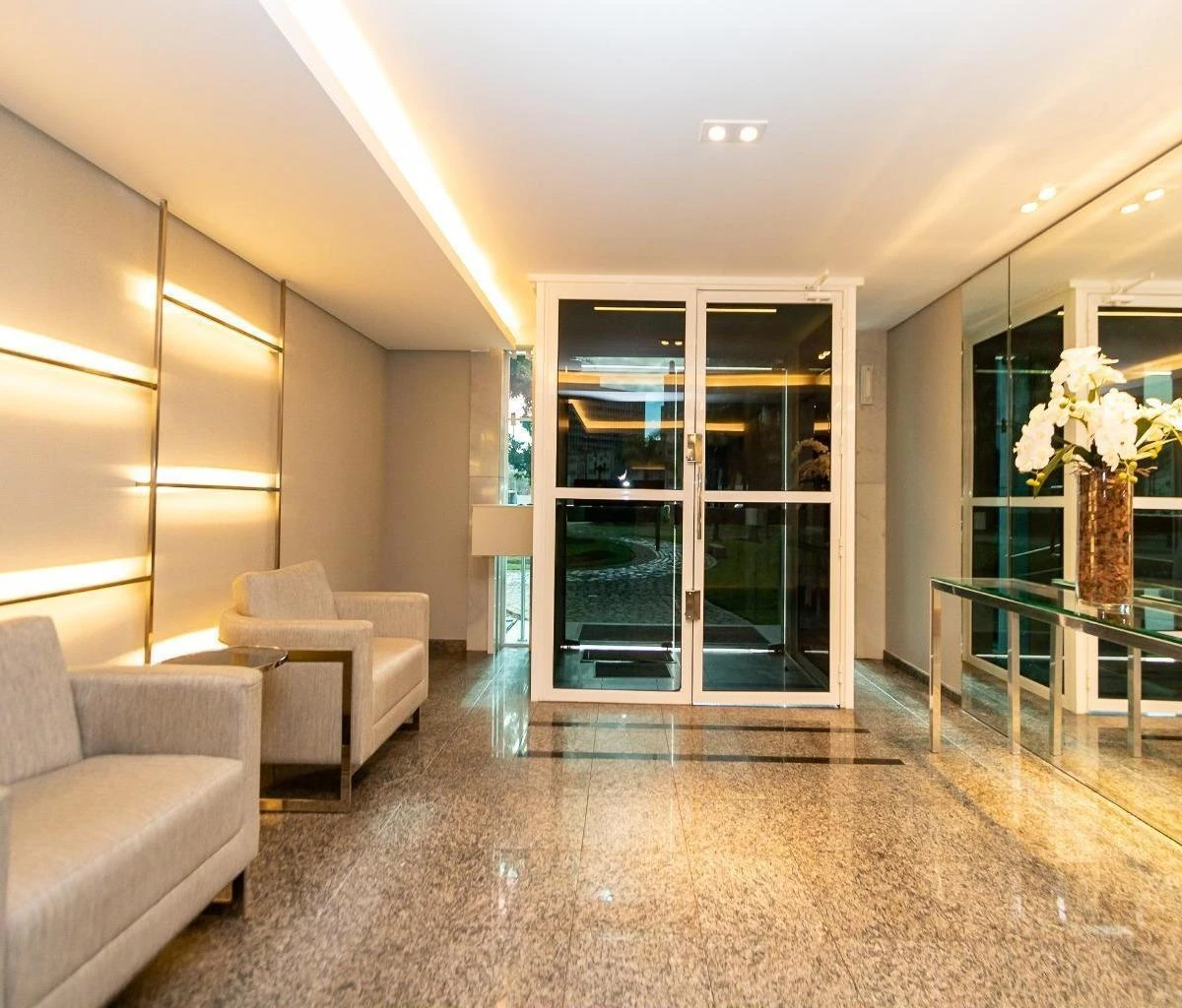 4-bedroom apartment with a home office in Curitiba — photo 30