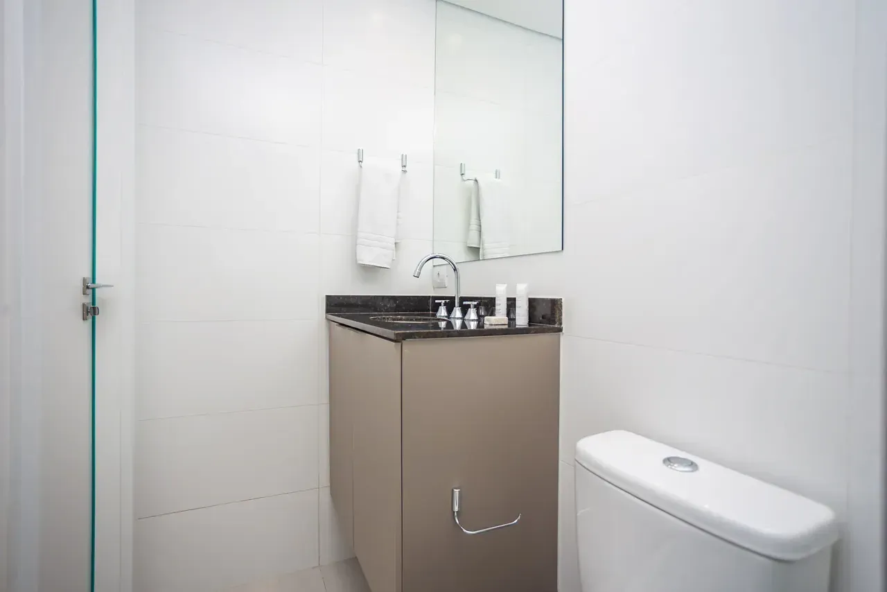 Furnished 1-bedroom apartment with compact kitchenette — photo 13