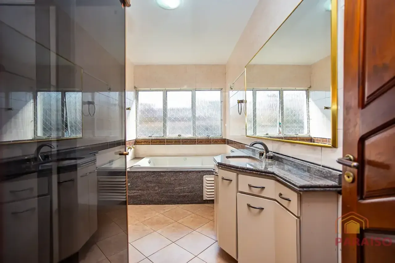202 m² apartment with 3 bedrooms and a balcony — photo 14