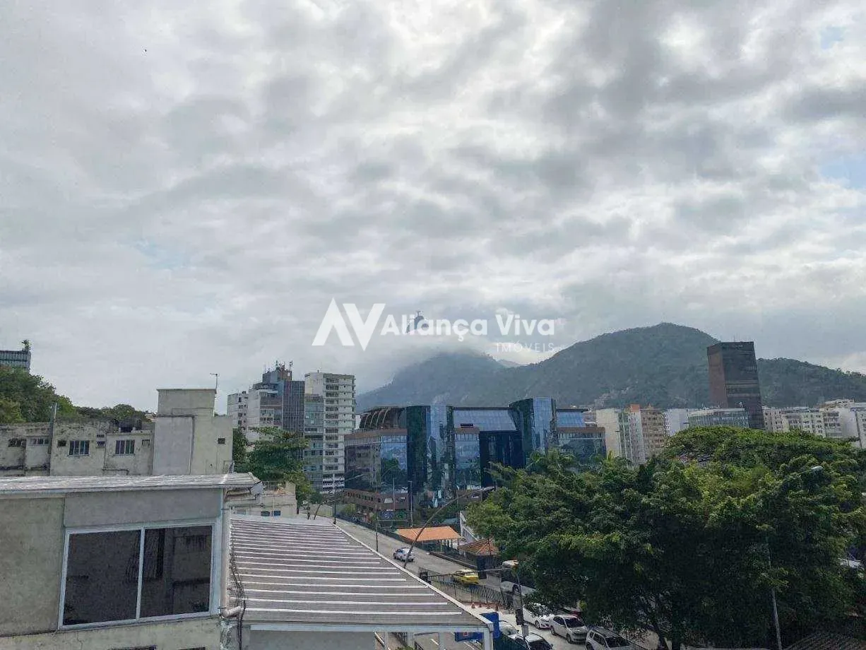 Casa, 824 m², com janelas do piso ao teto — photo 32