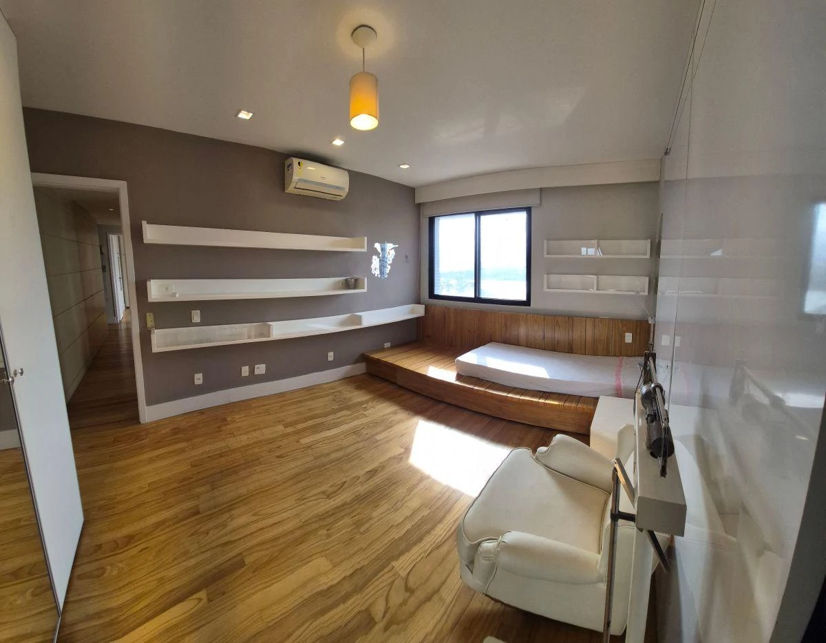 Bathtub in a 5-bedroom apartment, 465 m² — photo 6