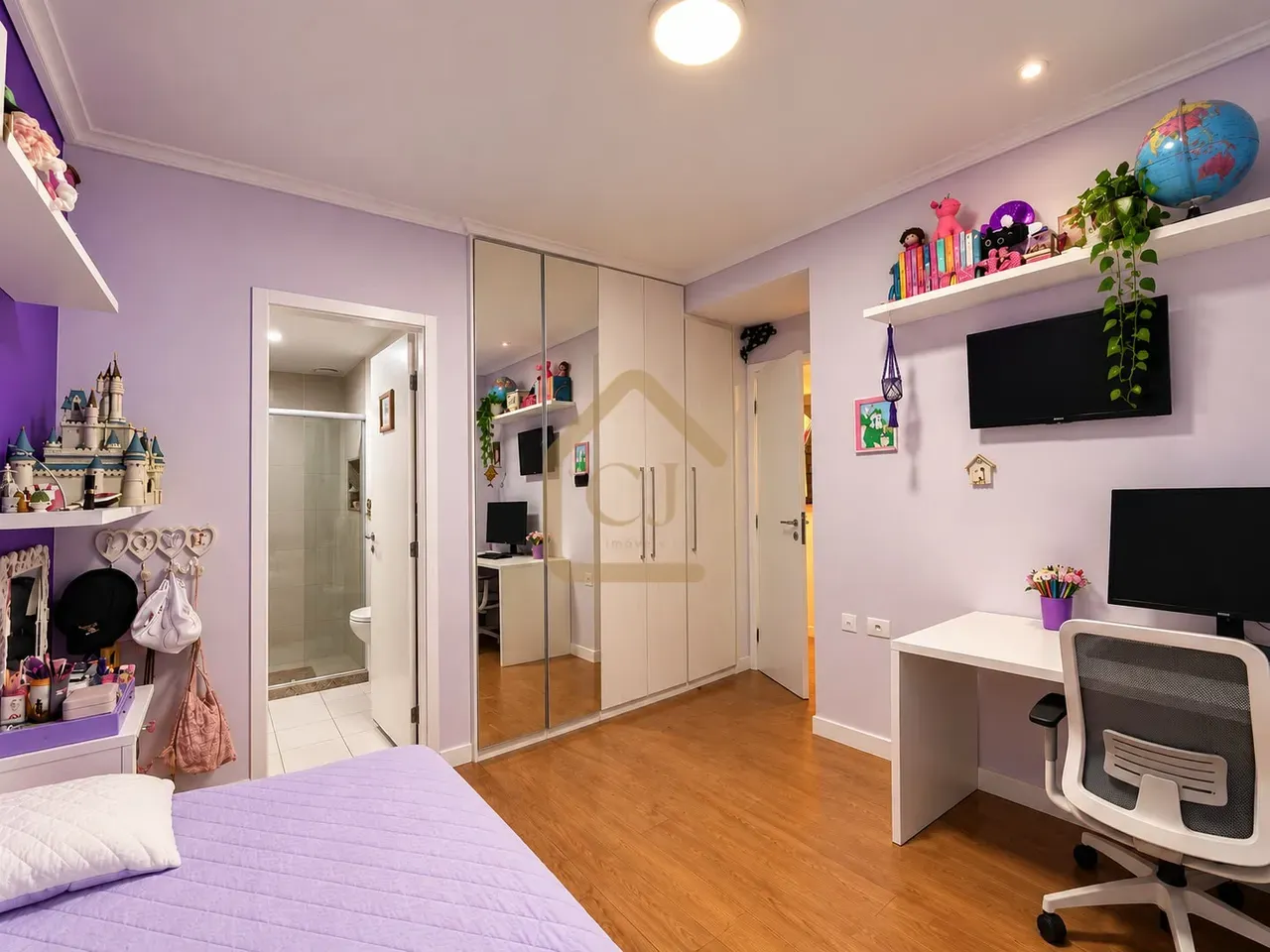 4-bedroom apartment in a building with a heated pool — photo 8