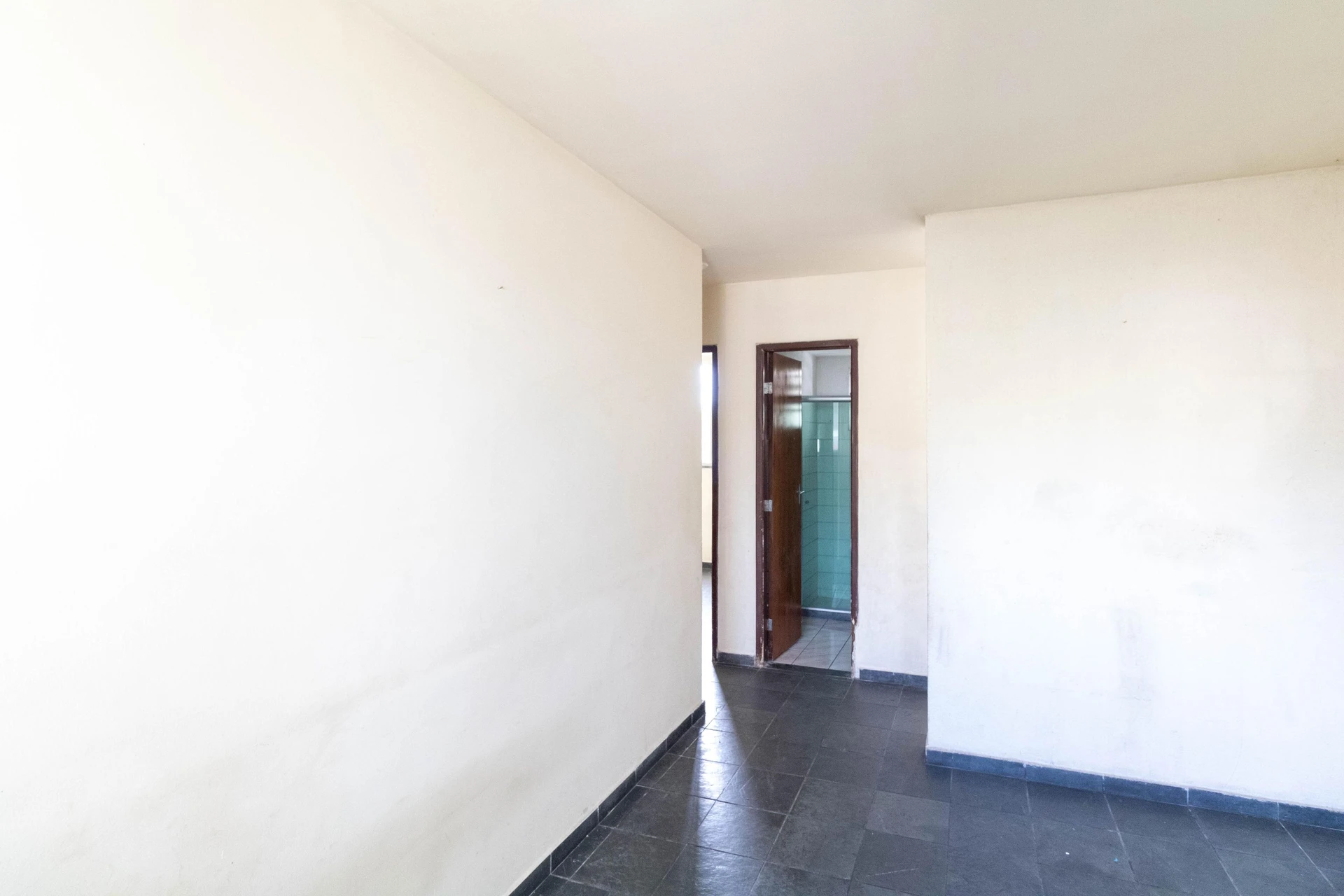 2-bedroom apartment in a building with a gym — photo 8