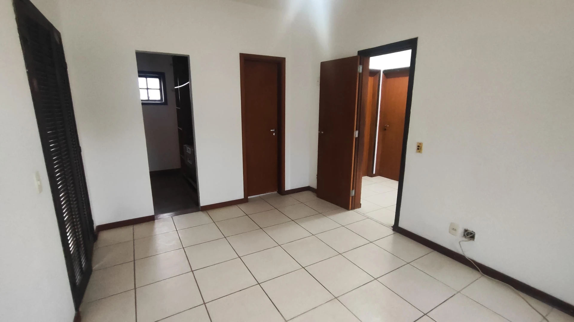 House with 3 bedrooms, 1 en-suite and 4 bathrooms — photo 37