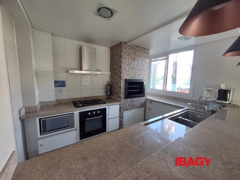 Glass-enclosed balcony in a 2-bedroom apartment, 66 m² — photo 22