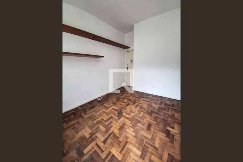 Wood or laminate floors in a one-bedroom apartment, 50 m² — photo 14
