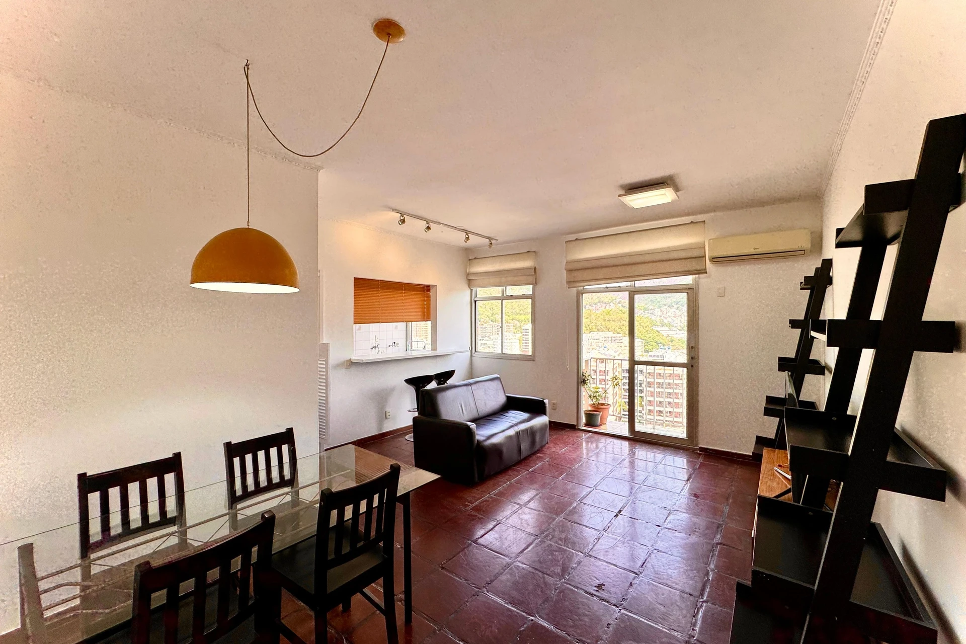 2-bedroom apartment in a building with a gym — photo 9