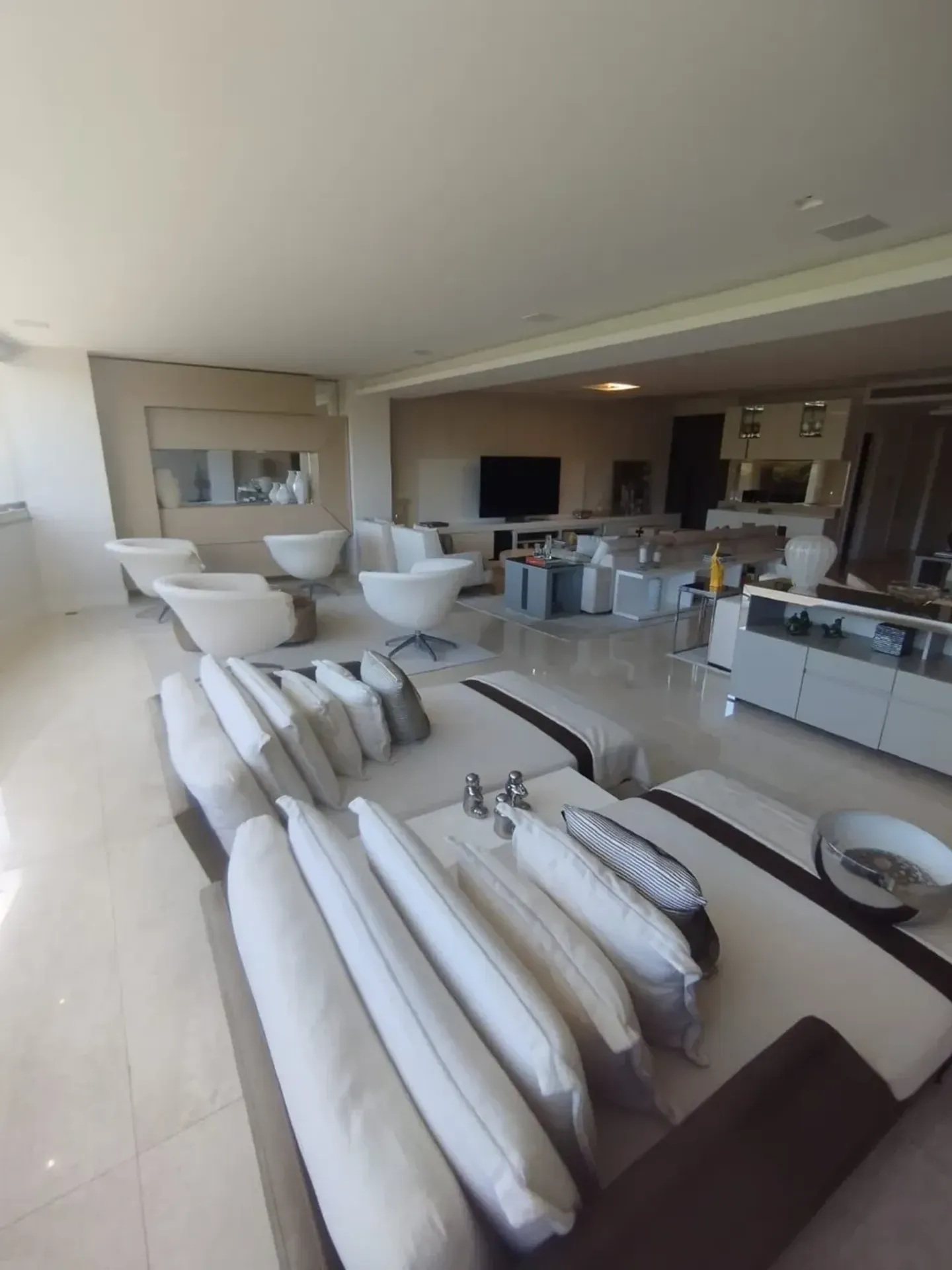Apartamento sem mobília com 4 quartos e 5 banheiros — photo 3