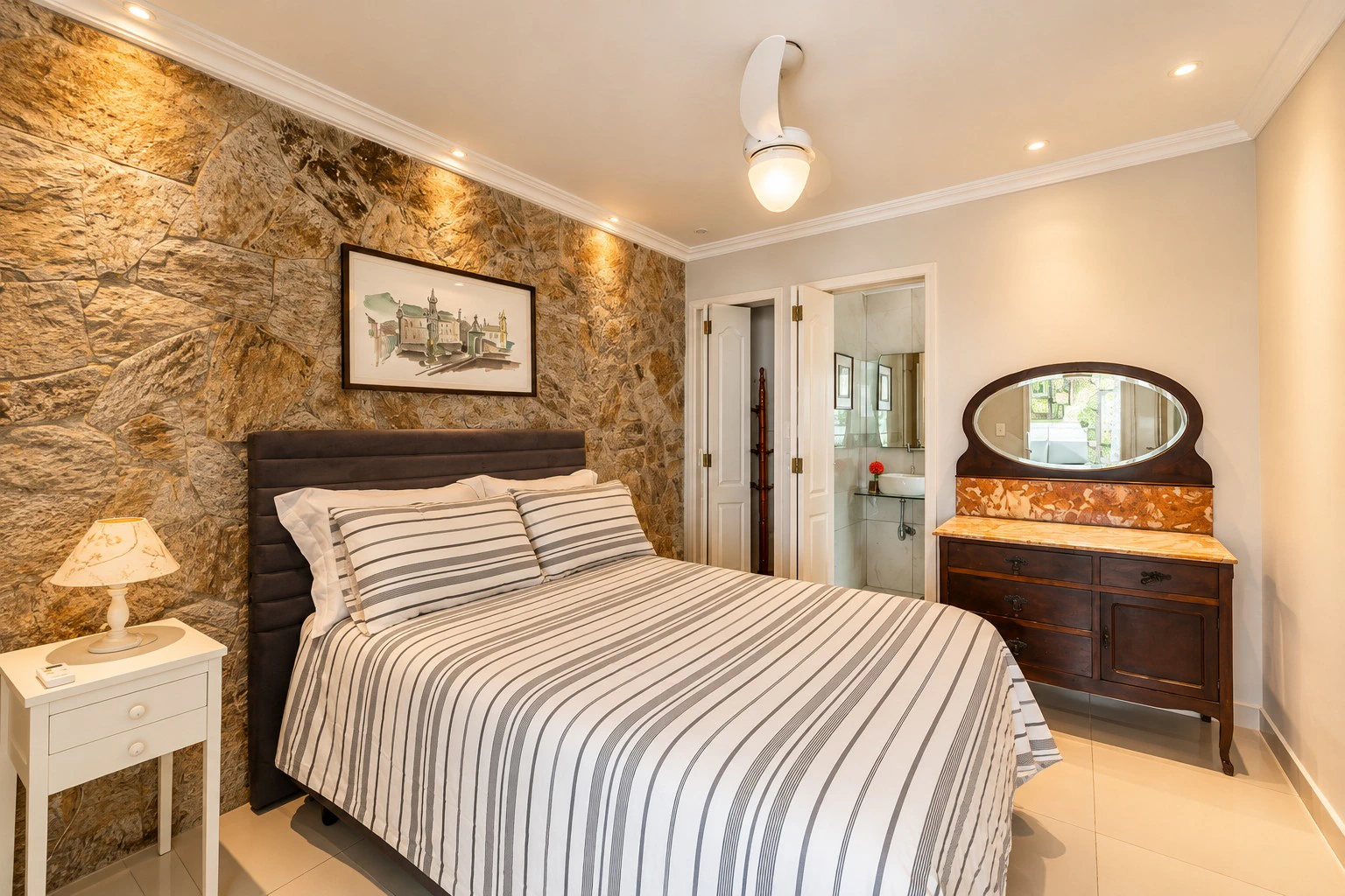 Furnished house, 1100 m², with a glass-enclosed balcony — photo 30