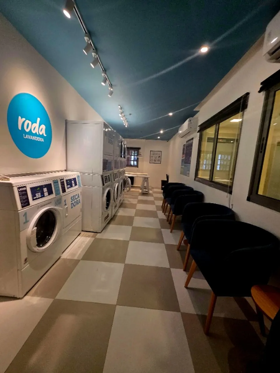 One-bedroom apartment in a building with a gym — photo 6