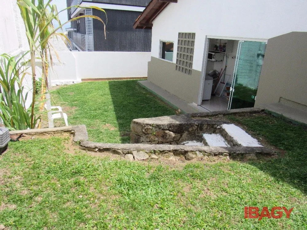 House with 4 bedrooms and 380 m², 2 parking spots — photo 51