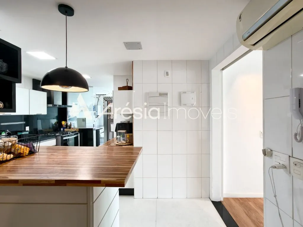 Balcony with a grill in a 4-bedroom apartment, 178 m² — photo 19