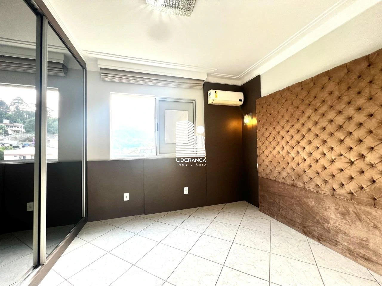 Furnished apartment, 125 m², with a glass-enclosed balcony — photo 4