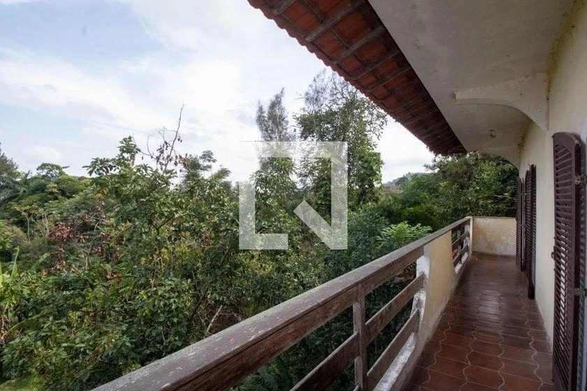 Furnished house with 4 bedrooms and 215 m² — photo 10