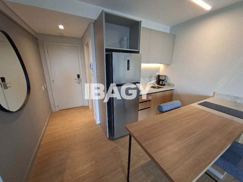 Studio with a glassed-in balcony and open-plan kitchen — photo 156