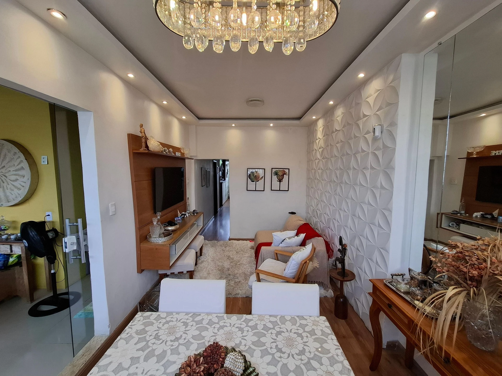 Balcony with a grill in a 2-bedroom apartment, 90 m² — photo 16