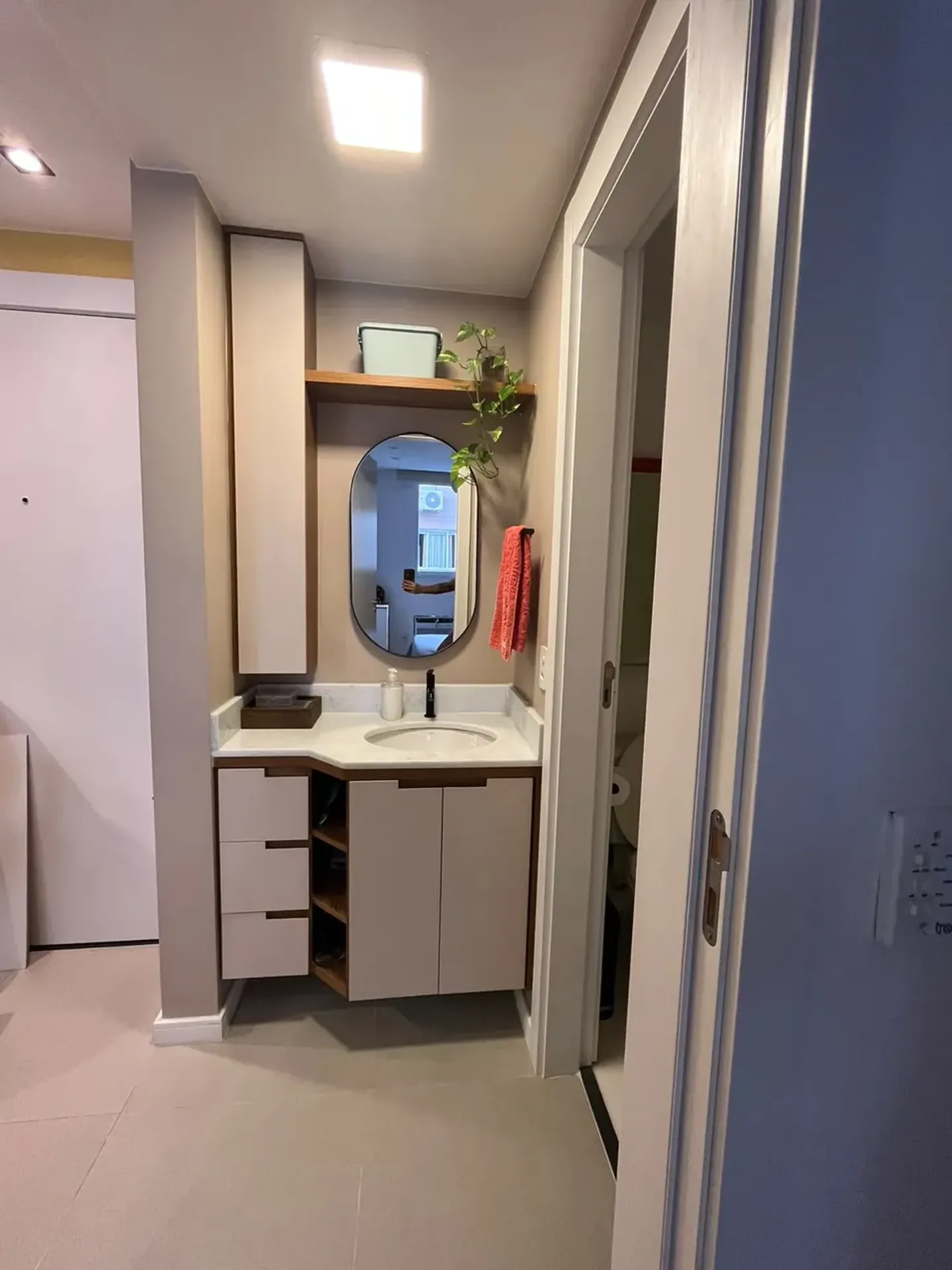 One-bedroom apartment in a building with a gym — photo 12