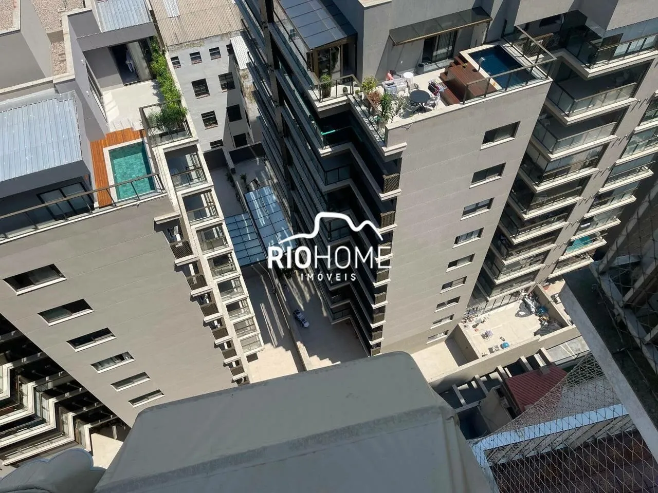 One-bedroom apartment with a mountain view — photo 11