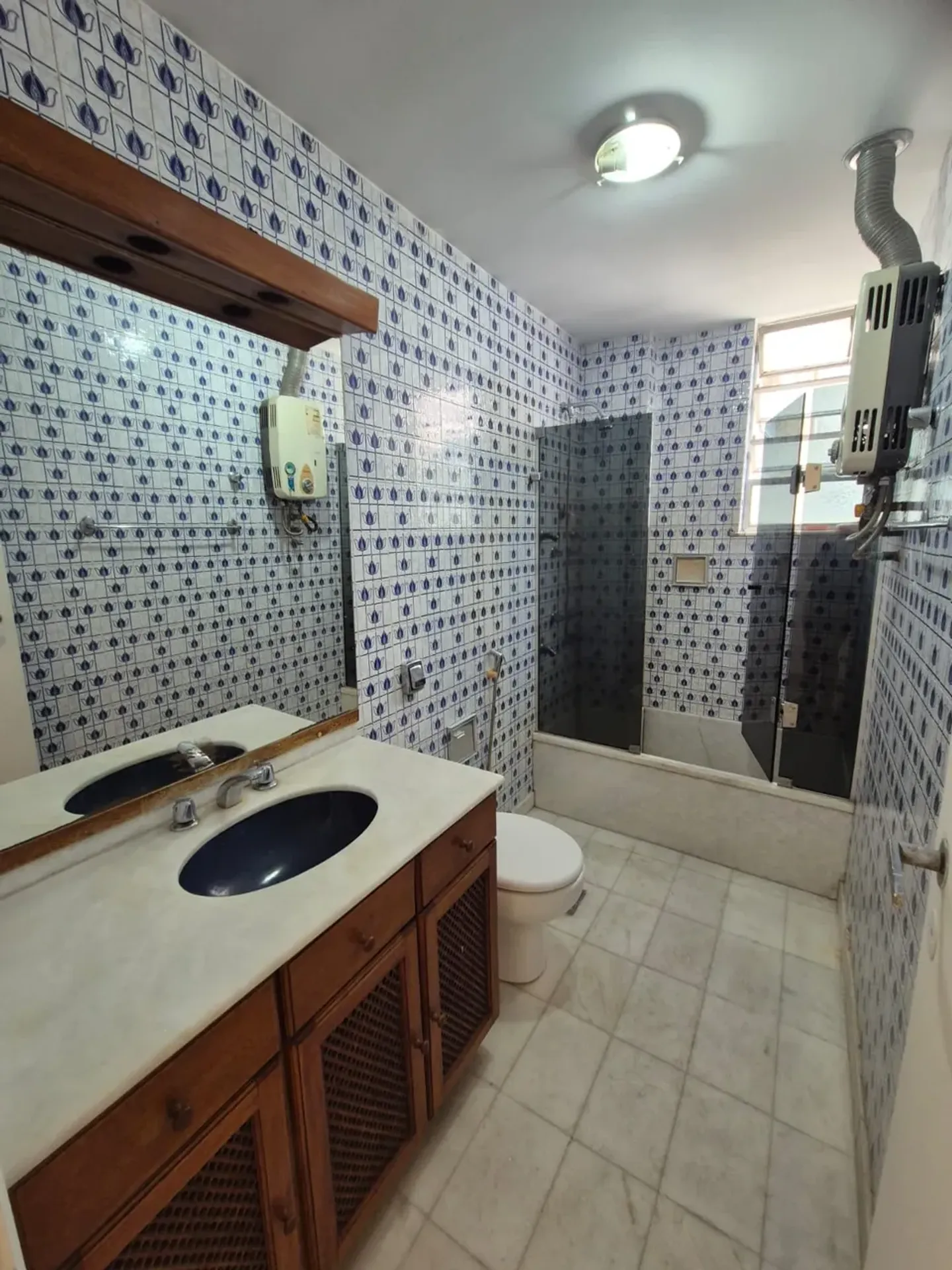 140 m² apartment with a bathtub and a home office — photo 24