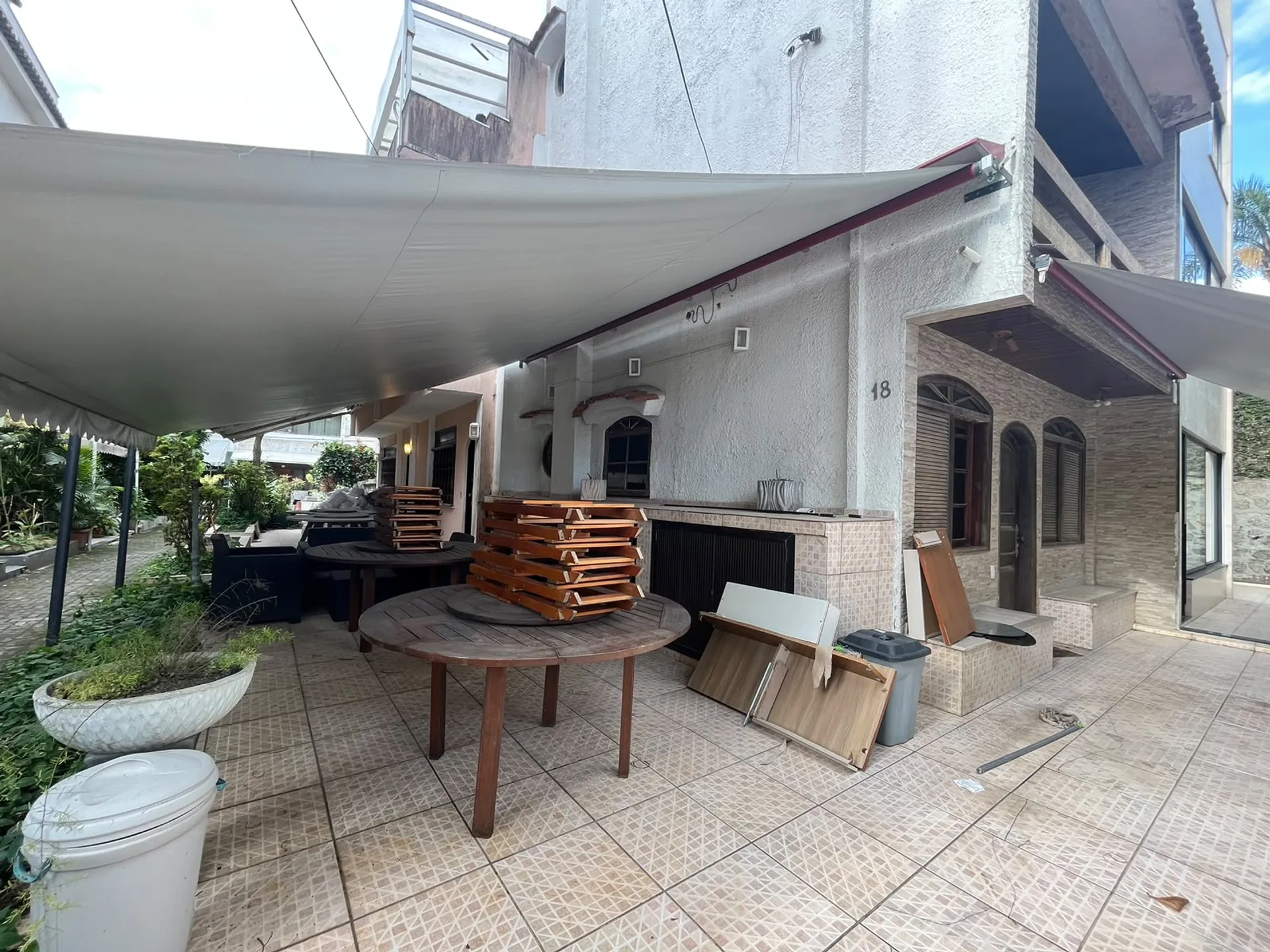 Balcony with a grill in a 3-bedroom house, 200 m² — photo 11