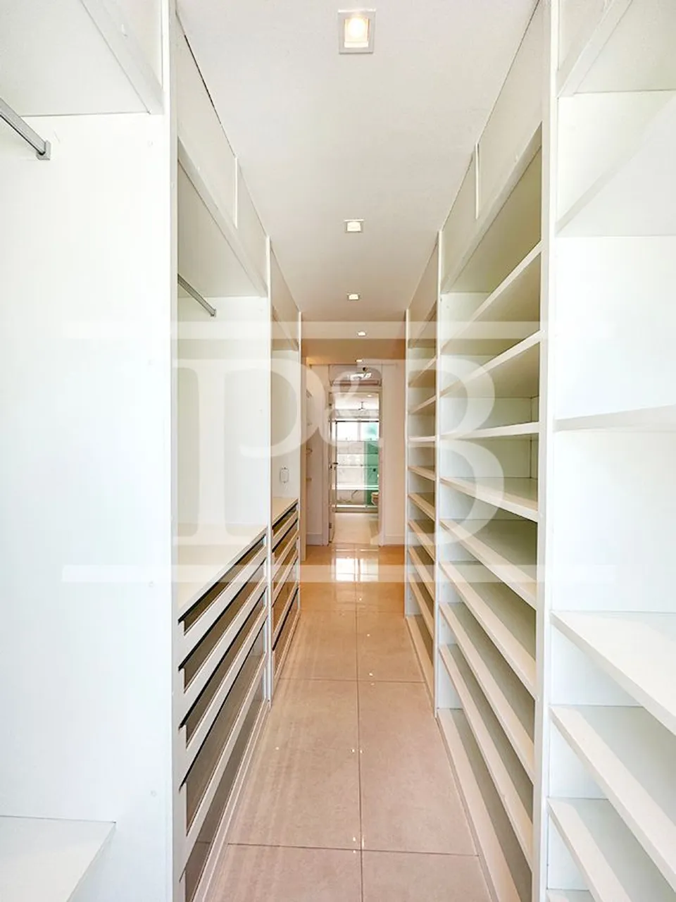 4-bedroom apartment with an enclosed glass balcony — photo 4