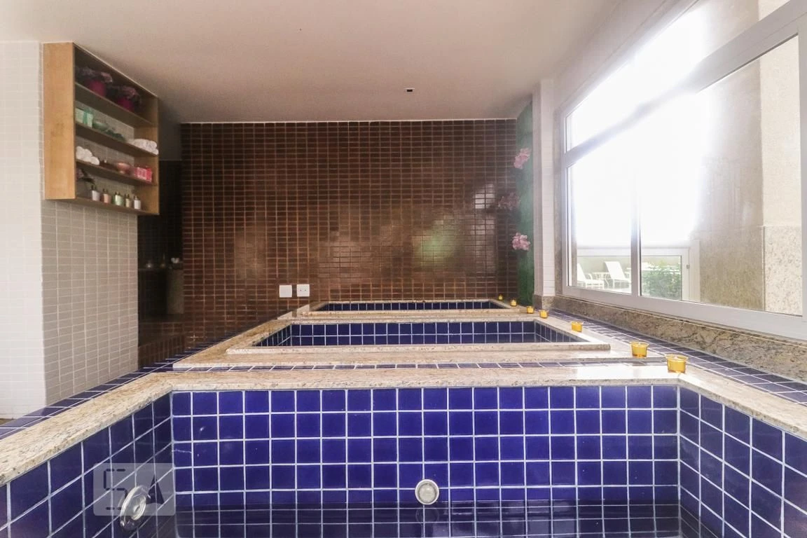 Furnished 1-bedroom apartment with a glassed balcony — photo 65