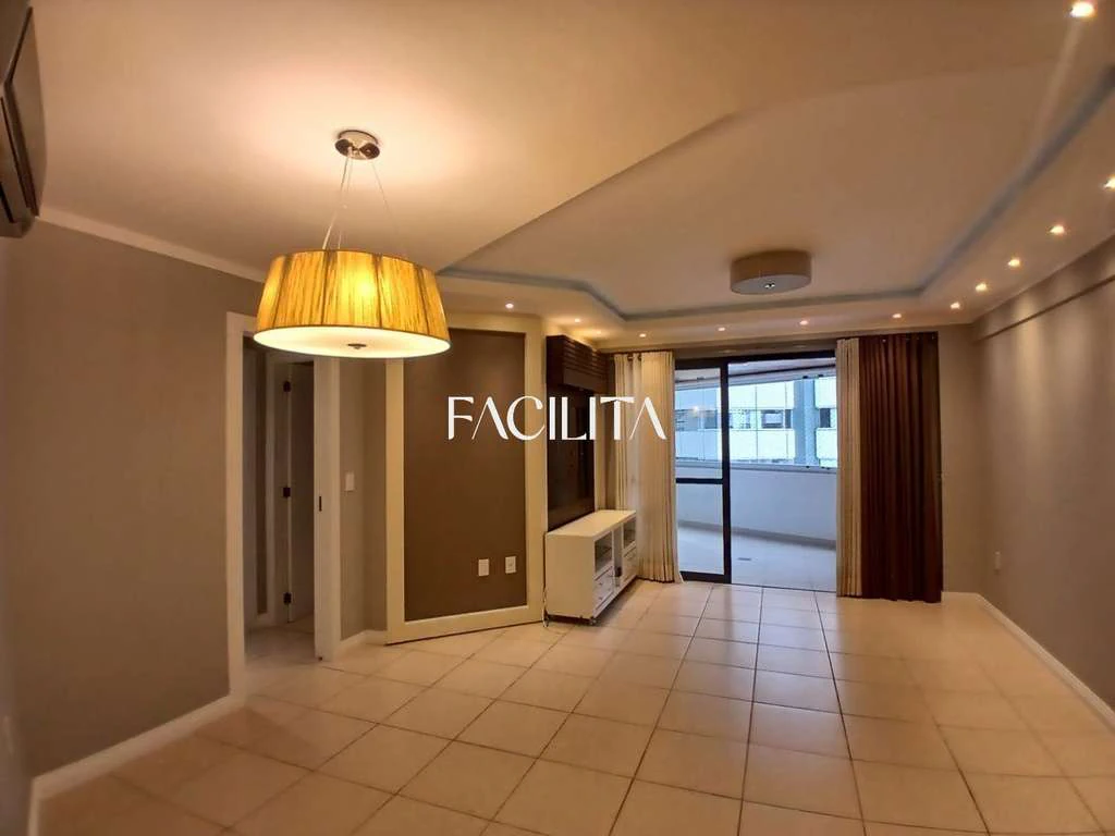 Квартира с 3 спальнями и люкс-ванной 170 м²
