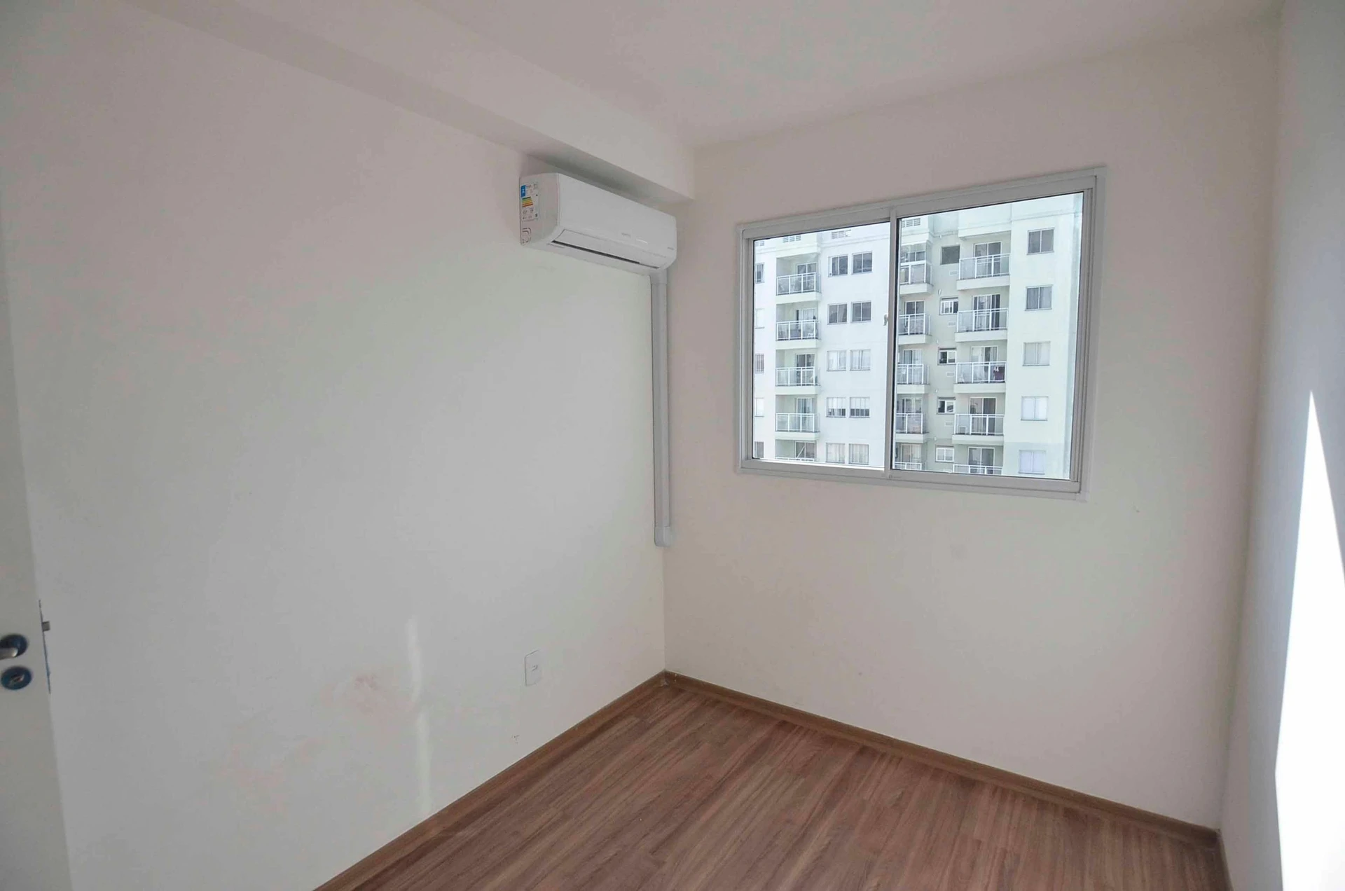 Apartamento de 2 quartos com varanda fechada de vidro — photo 10