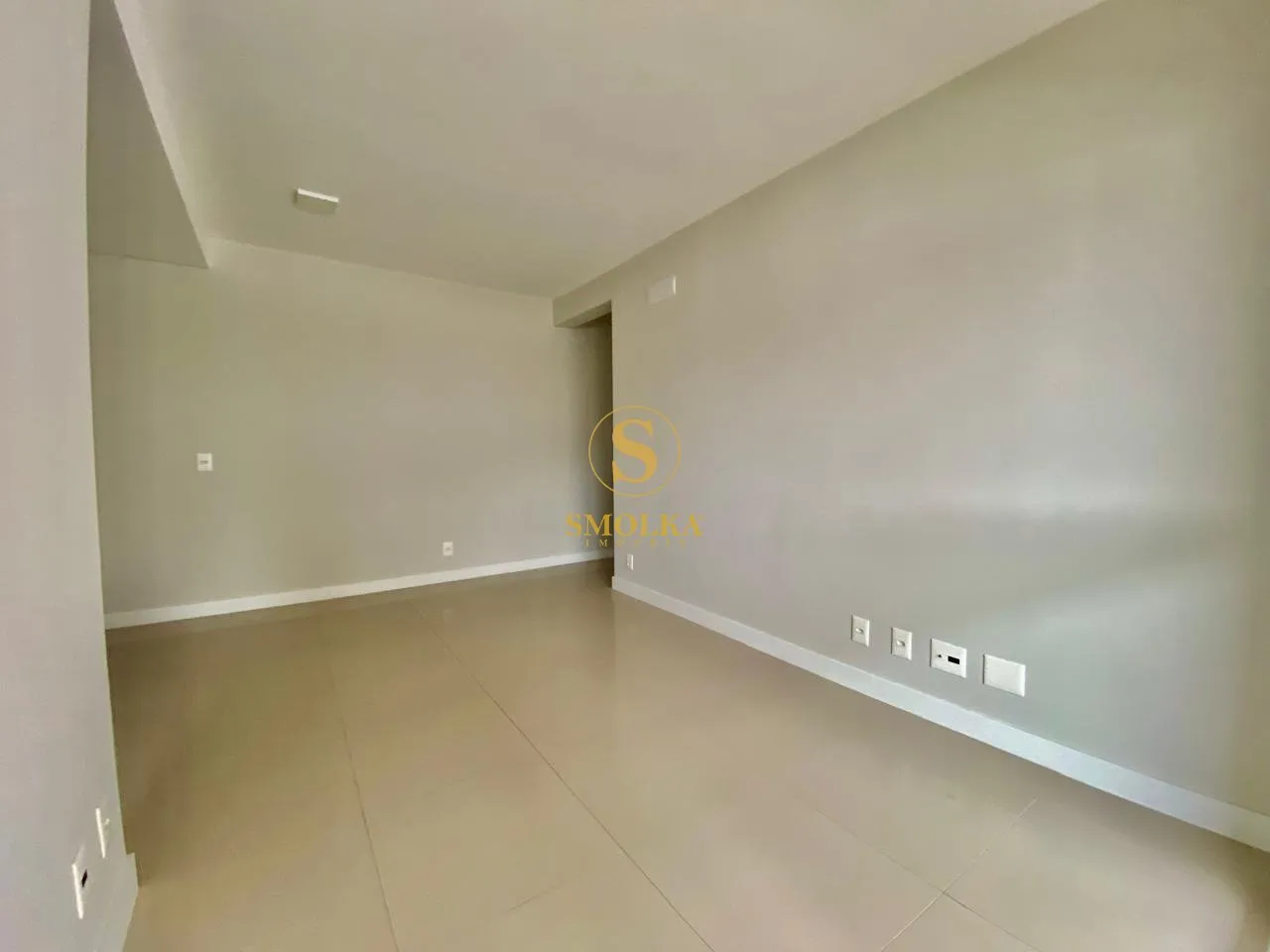 Balcony with a grill in a 2-bedroom apartment, 75 m² — photo 6