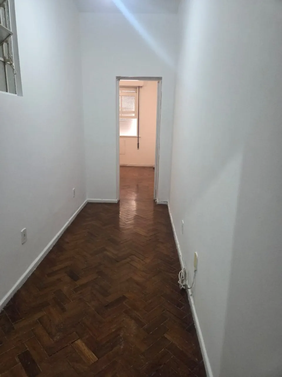 Studio, 28 m², with wood or laminate floors — photo 5