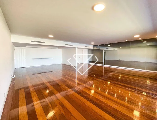 4-bedroom apartment with a balcony and laundry area — photo 12