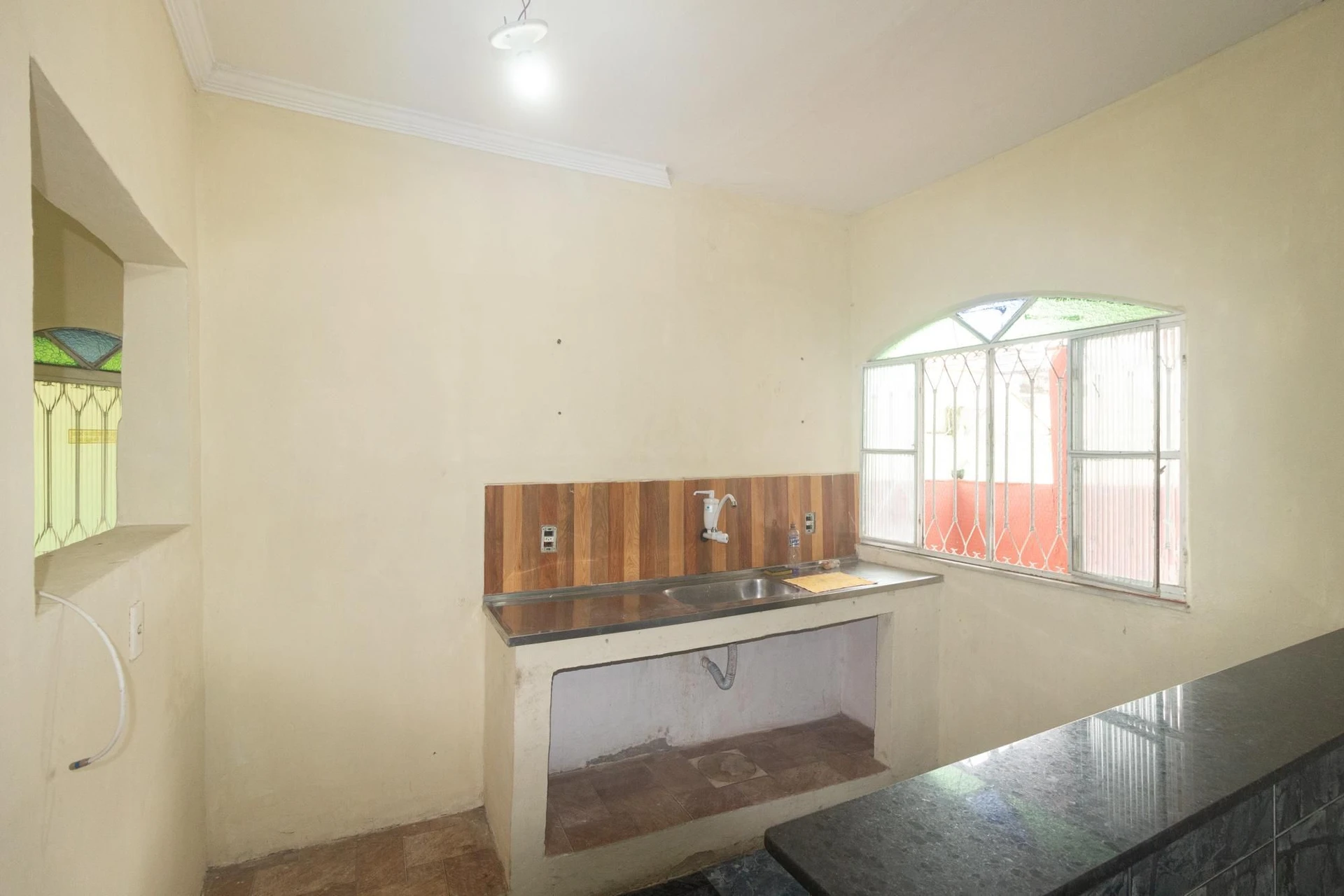 Casa com 2 quartos, 1 suíte e área de lavanderia — photo 12