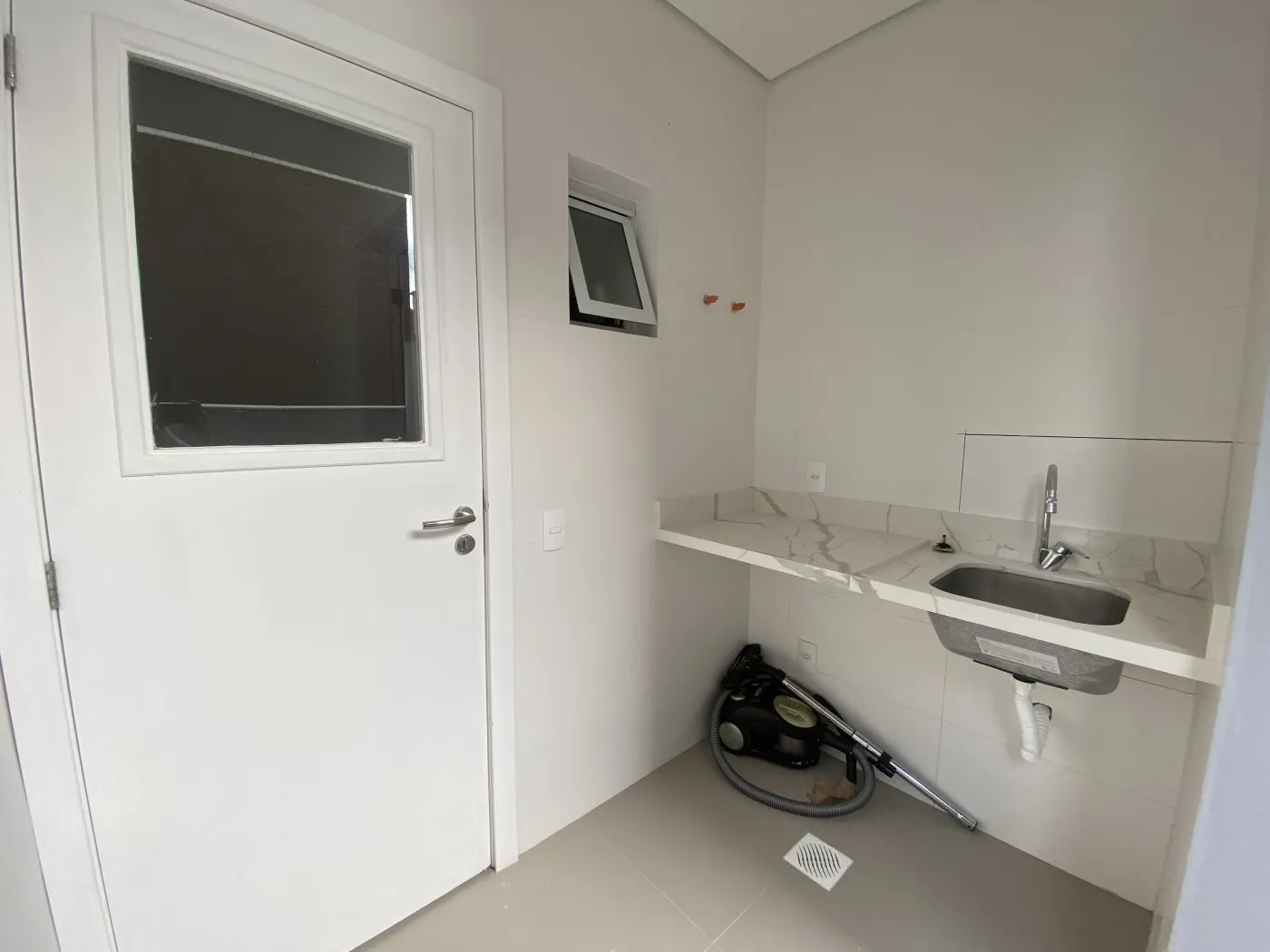 4-bedroom house with a grill on the balcony in Florianópolis — photo 6