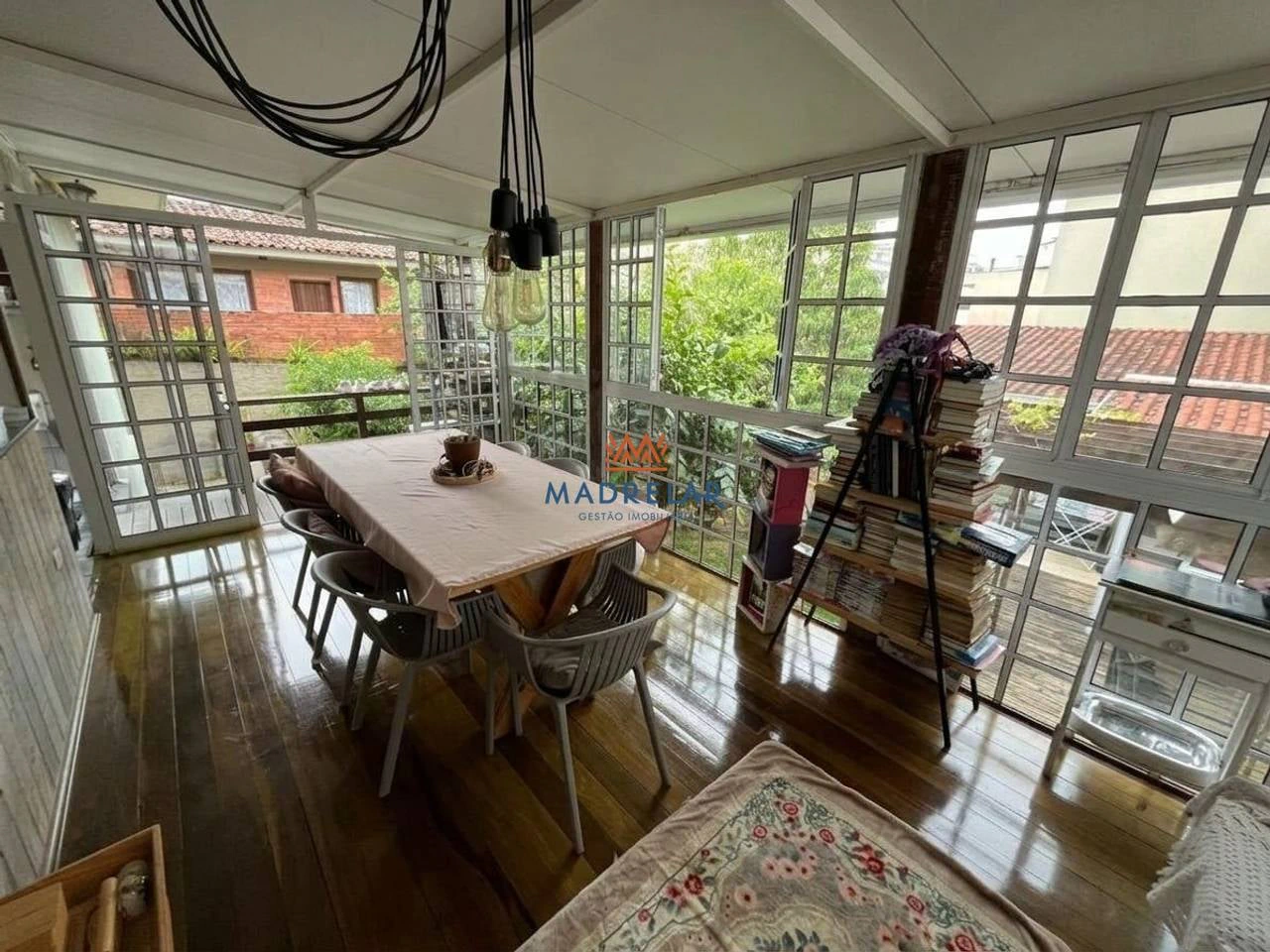 5-bedroom house with a glass-enclosed balcony — photo 6