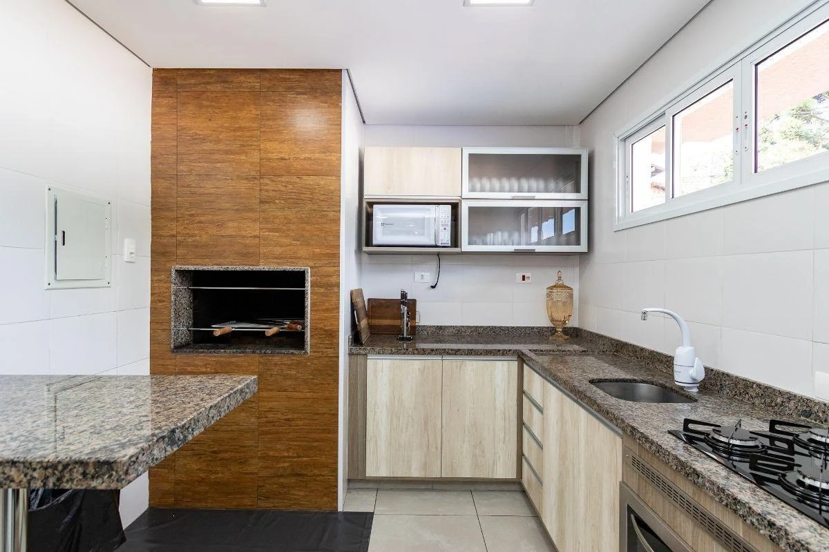 3-bedroom apartment with a bathtub in Curitiba — photo 35