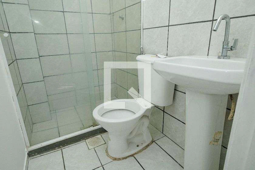 46 m² rental apartment with 2 bedrooms and glass shower — photo 5